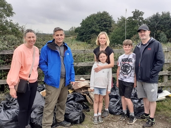 Beach clean at Trimley - Joe Underwood 